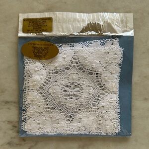 VINTAGE PACK OF 4 WHITE LACE KENSINGTON PALACE/ NOTINGHAM COASTERS - NEVER USED
